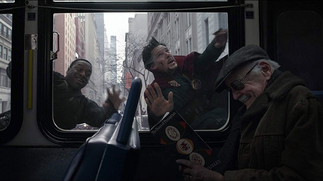 Stan Lee (rechts) in Doctor Strange - Foto: Marvel