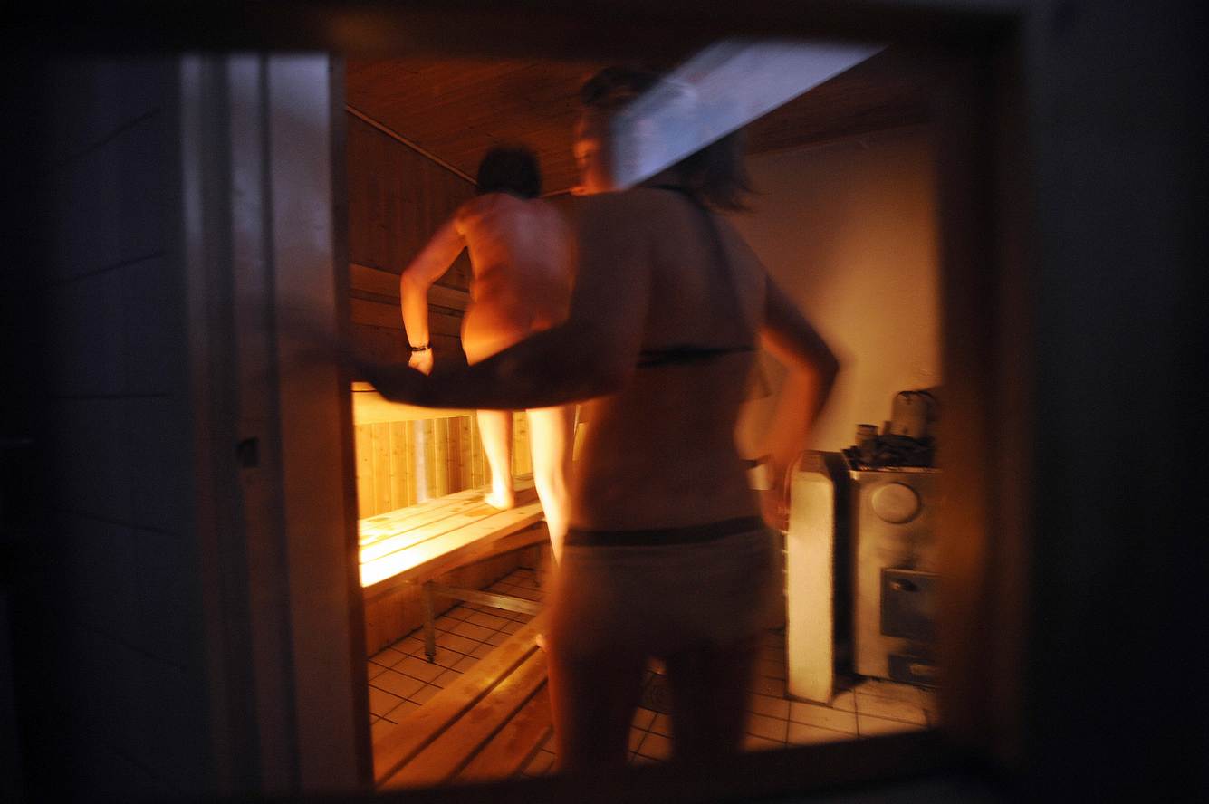 Zwei Gäste betreten eine Sauna