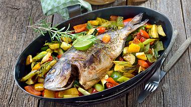 Dorade auf einem Gemüsebett - Foto: iStock / kabVisio