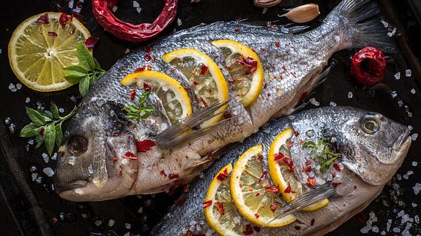 Dorade grillen ist leichter als gedacht - Foto: iStock/ZinaidaSopina 