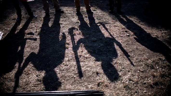 Schatten von bewaffneten Männern - Foto: Getty Images/ PEDRO PARDO 