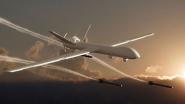 Zukunft des Krieges: Unbemannte, aus der Ferne gesteuerte Drohne - Foto: iStock / koto_feja