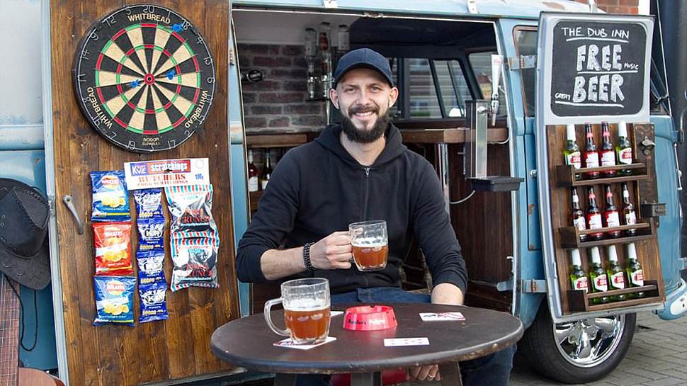 Cheers: Dieser Typ hat seinen Van zur Bar umgebaut - Foto: SWNS