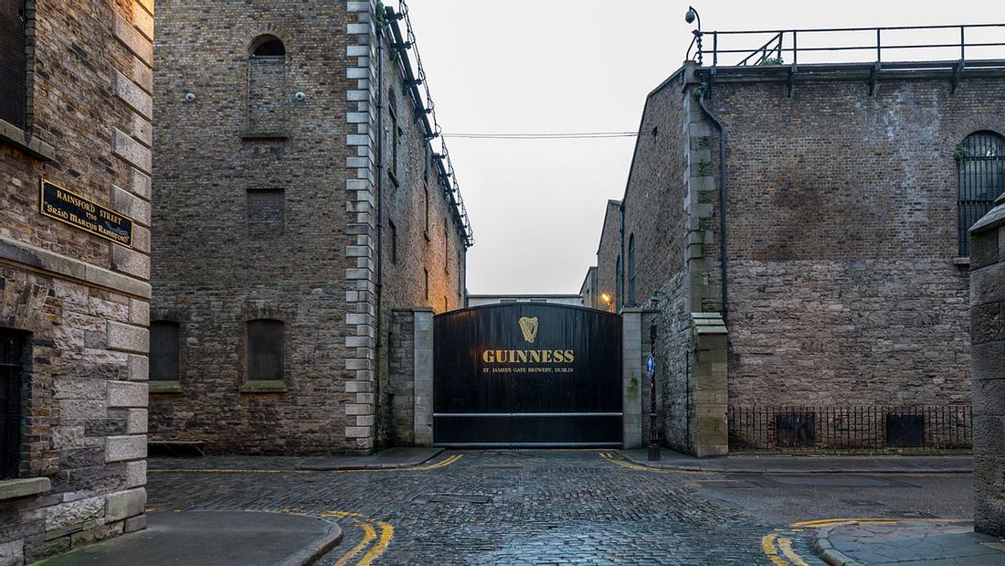 Der Eingang zum riesigen Gelände der Guinness-Brauerei. Eingang zum Guinness Storehouse