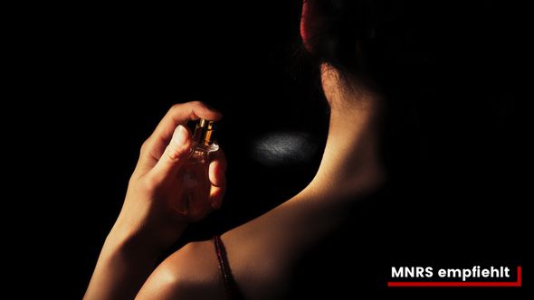 Frau sprüht Parfüm - Foto: iStock / michelangeloop