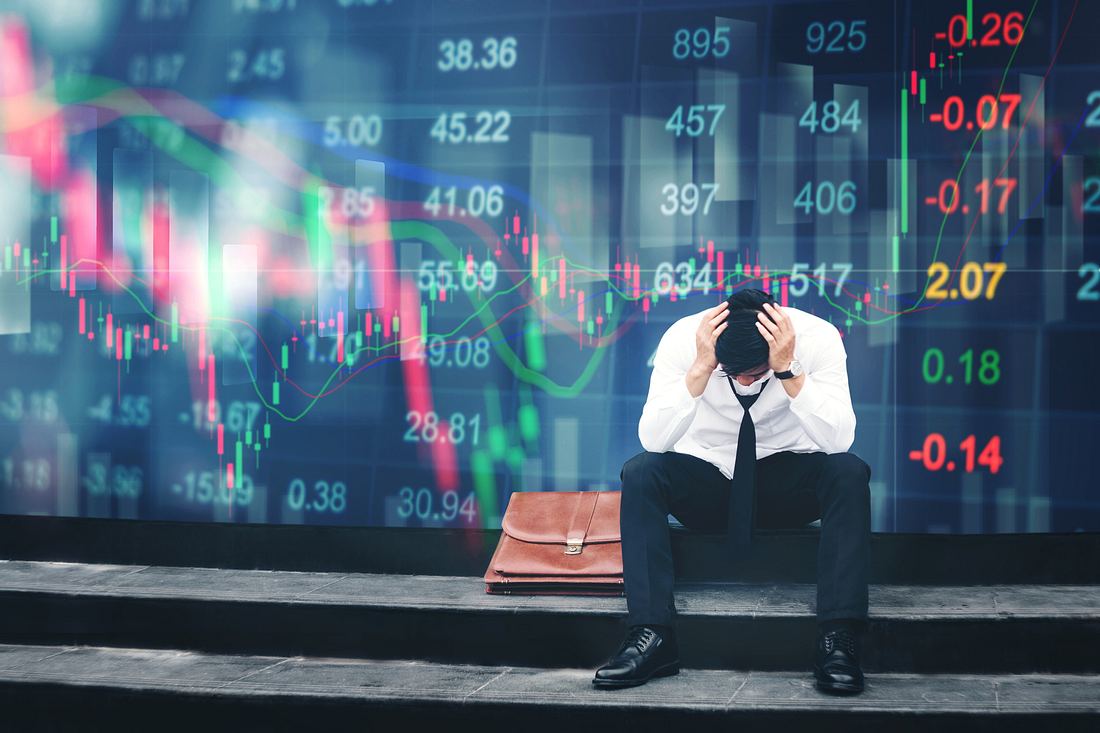 Dunkelste Stunde der Menschheit: Weltbank und IWF rechnen mit Weltwirtschaftskrise Mann sitzt vor Display mit Börsenkursen und schlägt die Hände über dem Kopf zusammen