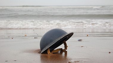 Soldatenhelm am Strand von Dünkirchen - Foto: iStock/Johncairns