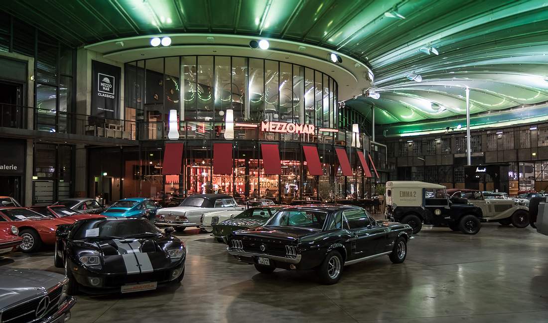 Oldtimer, wohin das Auge blickt in der Classic Remise Düsseldorf