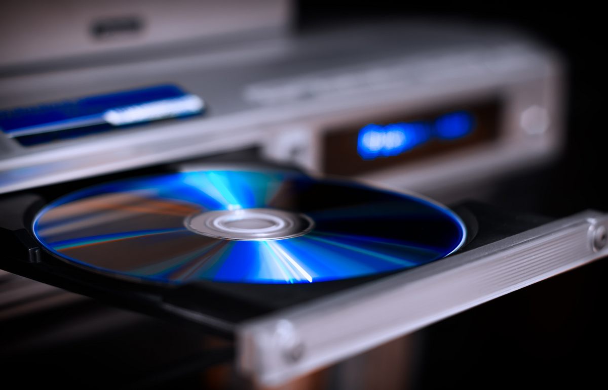 DVD wird in ein DVD-Player eingeschoben.