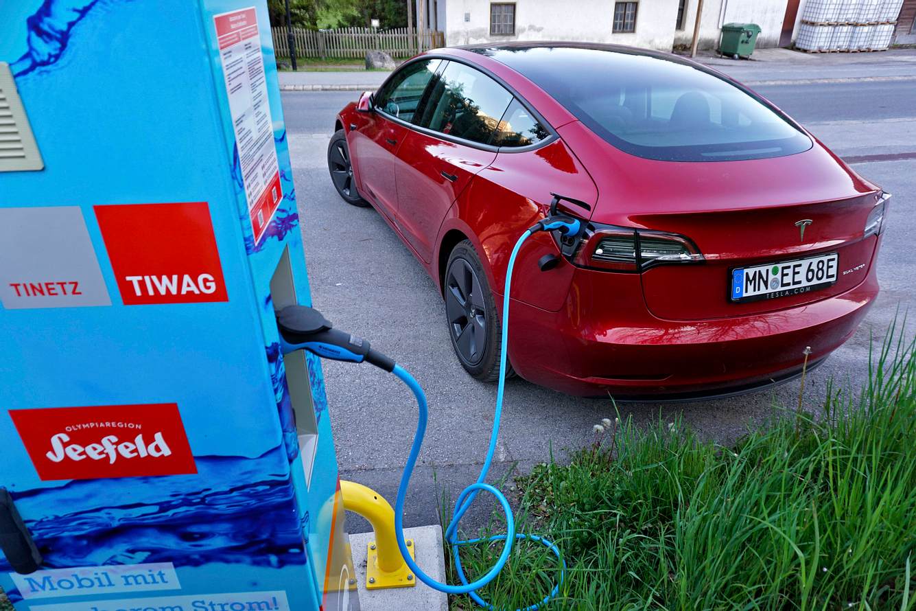 E-Auto an Ladesäule E-Auto an Ladesäule