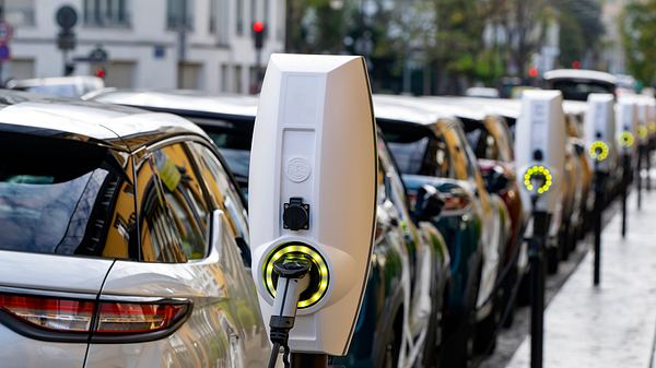 Elektroautos bei der Aufladung - Foto: iStock / Tramino