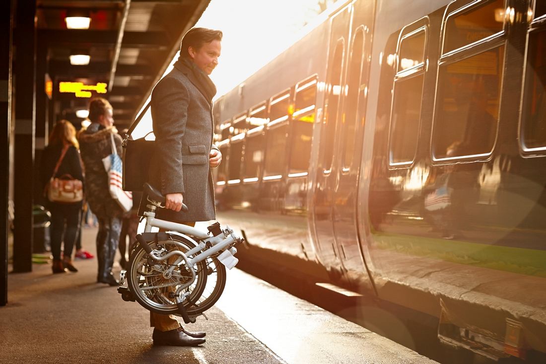 E-Bike-Klapprad Mann trägt sein Klapprad