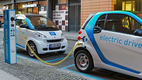 Elektroautos an Ladestation - Foto: iStock / delectus