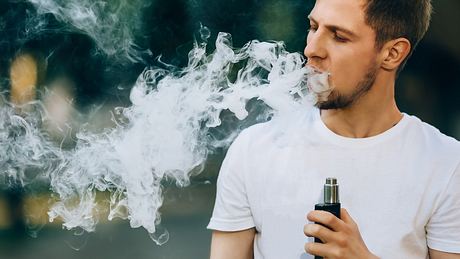Junger Mann mit E-Zigarette - Foto: iStock / licsiren