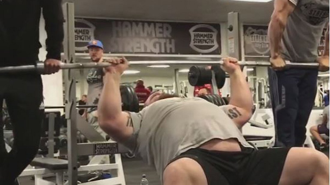 Menschlicher Hulk Eddie Hall stemmt Mal eben zwei Männer in die Luft Menschlicher Hulk Eddie Hall stemmt Mal eben zwei Männer in die Luft