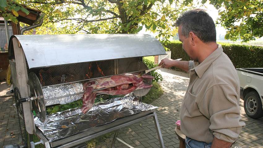 Edelstahlgrill - Foto: imago images / Müller-Stauffenberg