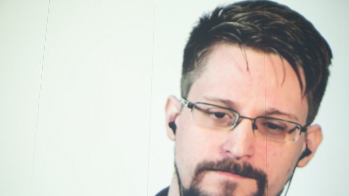 Edward Snowden mit Kopfhörern im Ohr - Foto: Getty Images / Rosdiana Ciaravolo / Freier Fotograf
