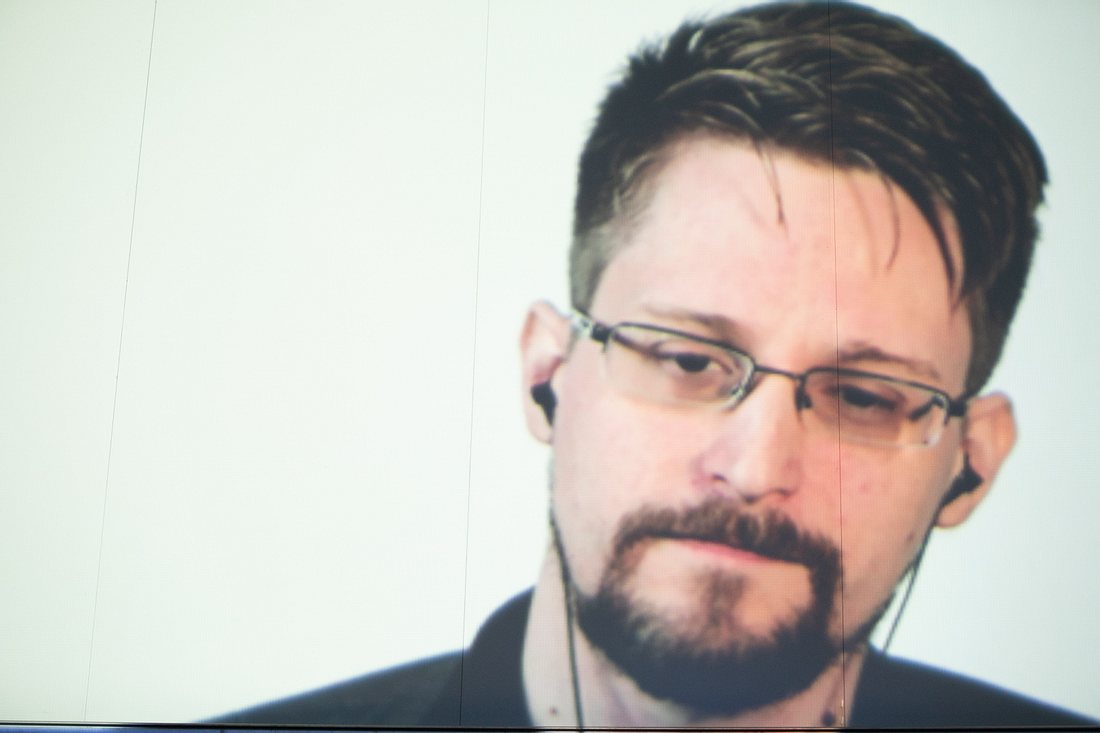 Edward Snowden: Überwachung wird Corona-Krise überdauern Edward Snowden mit Kopfhörern im Ohr