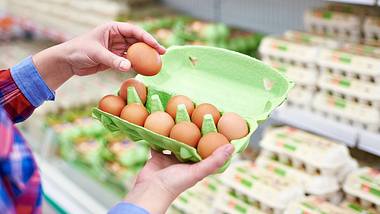 Eijeijei: Bundesregierung rechnet mit deutlichem Anstieg der Preise für Eier - Foto: iStock / sergeyryzhov
