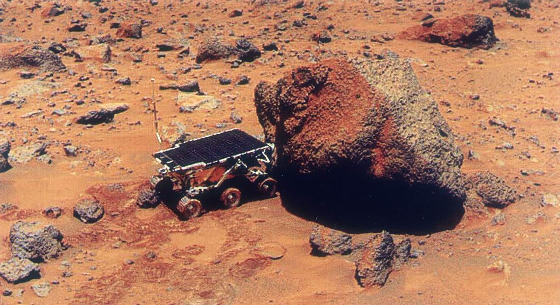 Ein Mars-Rover untersucht dessen Oberfläche