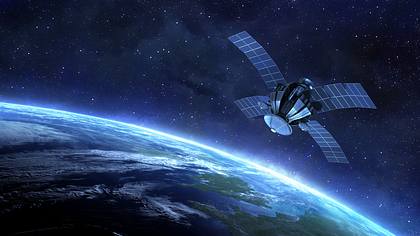Ein Satellit über der Erde - Foto: iStock / enot-poloskun