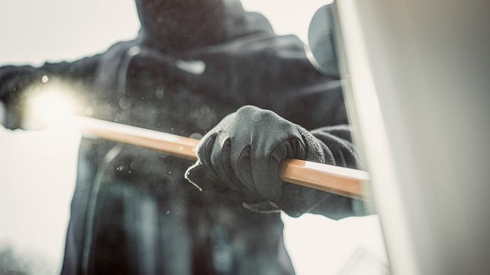 Einbrecher am Werk - Foto: iStock/PPAMPicture