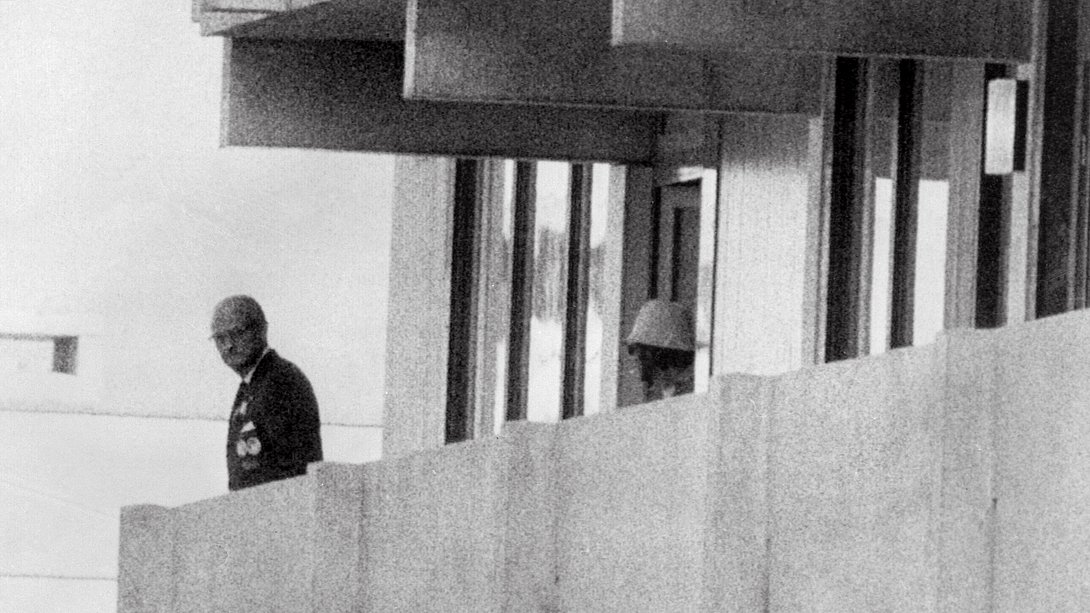 Einer der palästinensischen Terroristen, 05. Septmeber 1972 - Foto: Getty Images / AFP