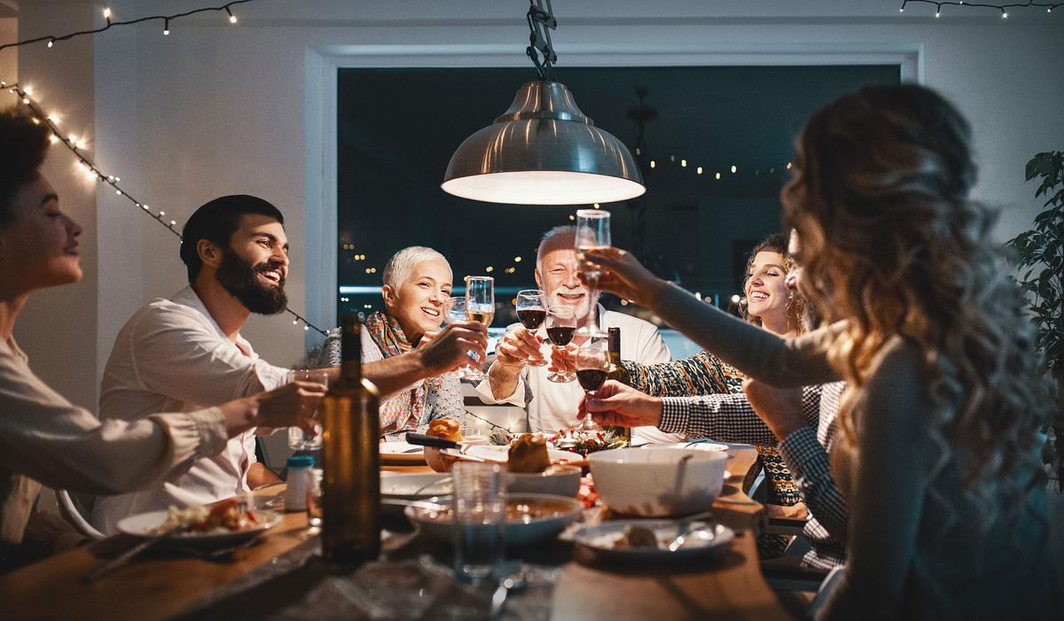 menschen beim Weihnachtsessen