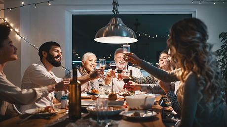 menschen beim Weihnachtsessen - Foto: iStock/Mikhail Spaskov