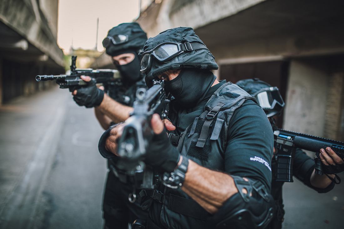Einhatung des Lockdown, notfalls mit Waffengewalt Soldaten mit Gewehren