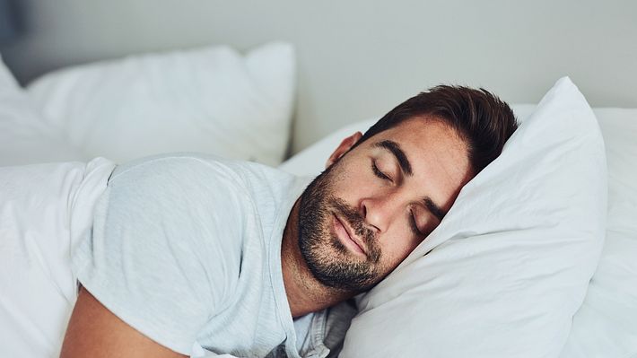 Mann schläft - Foto: iStock/PeopleImages
