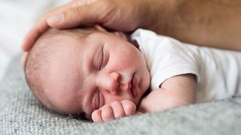 Baby schläft - Foto: iStock/Halfpoint
