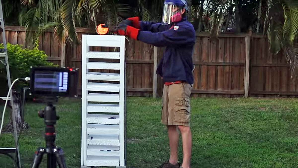 Heißes Experiment des Backyard Scientist: Glühender Eisenball vs. Styropor-Turm 