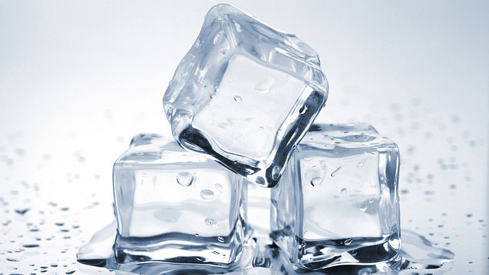 Kristallklare Eiswürfel - Foto: karandaev