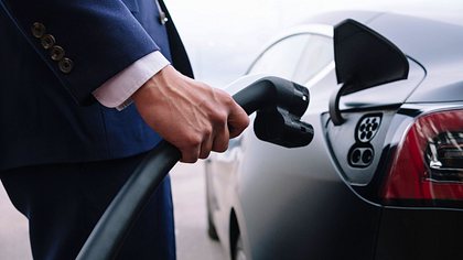 Mann mit Ladekabel für Elektroauto - Foto: IMAGO / Westend61