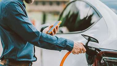 Mann lädt Elektroauto - Foto: iStock / martin-dm