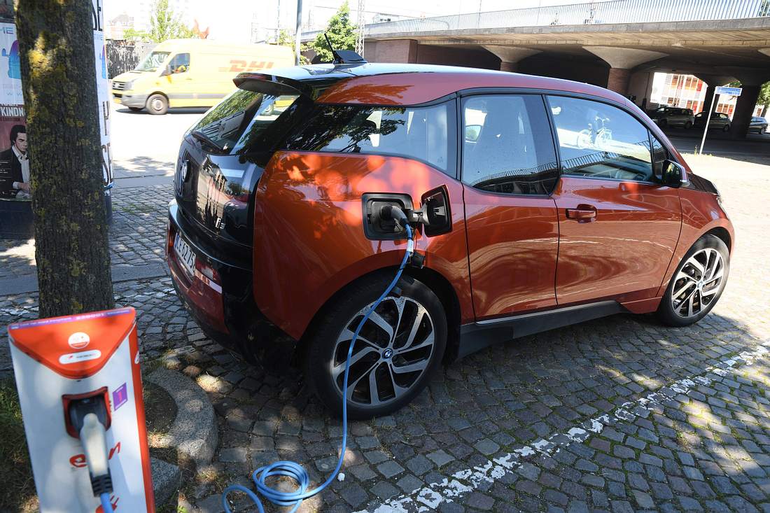Elektroauto an Ladestation Elektroauto an Ladestation