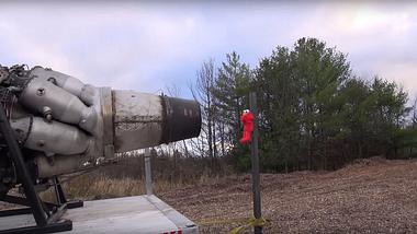 ein Kitzel-Mich-Elmo wird von einem Flugzeugtriebwerk zum Schmelzen gebracht - Foto: YouTube/PowerModz