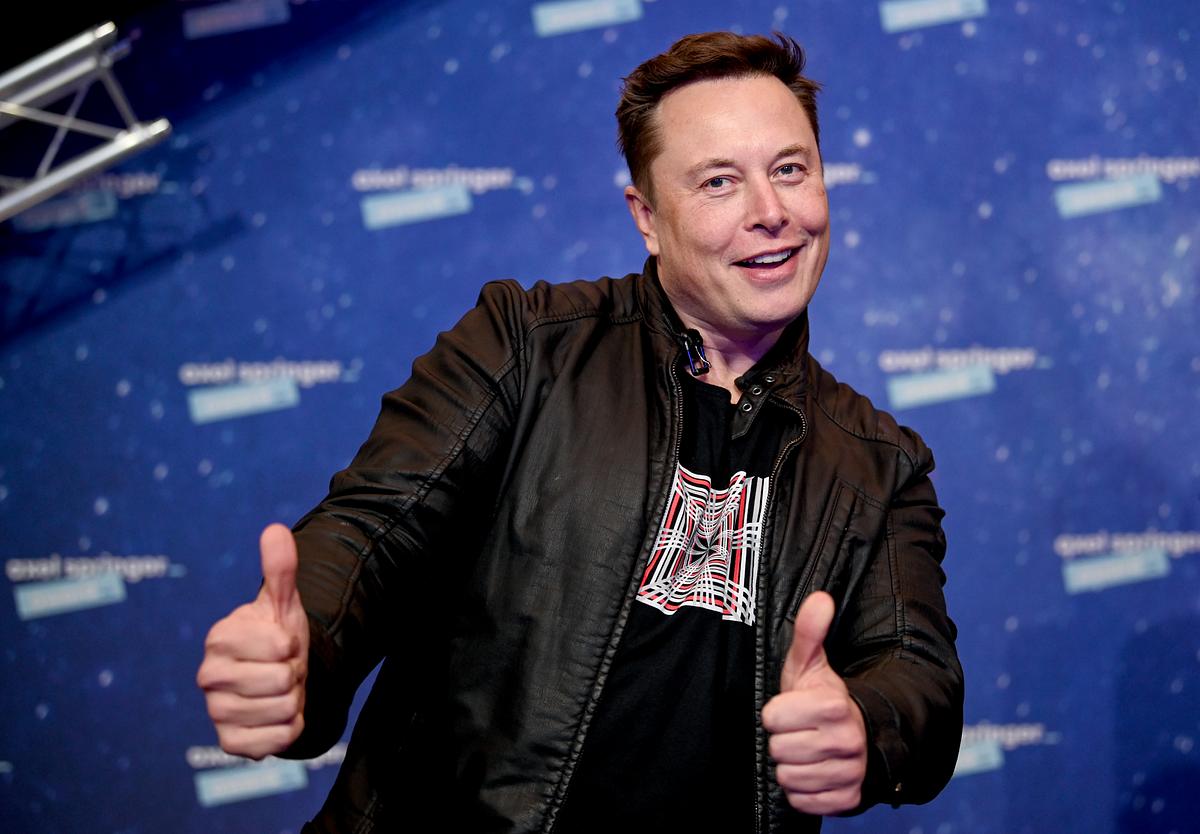 Elon Musk zeigt zwei Daumen nach oben in die Kamera 