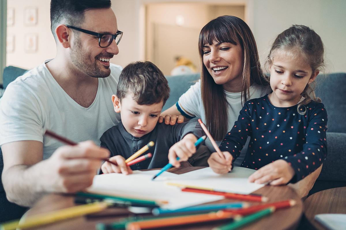 Eltern spielen mit ihren Kindern