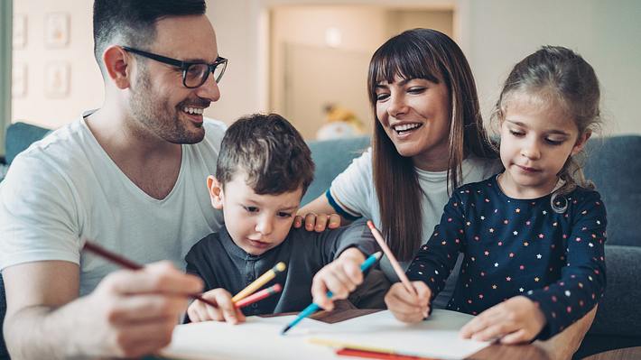 Eltern spielen mit ihren Kindern - Foto: iStock / pixelfit