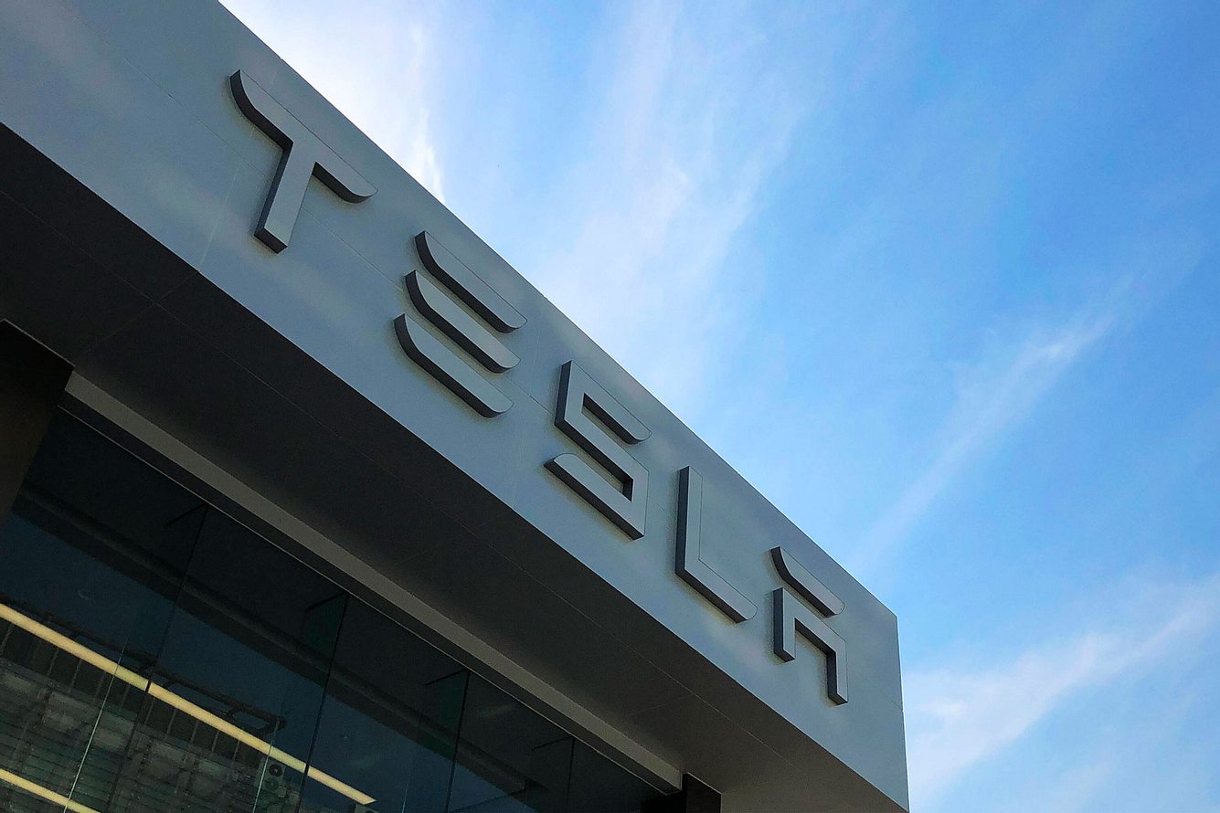 Enthüllt! So viel verdient ein Arbeiter bei Tesla Tesla-Schriftzug auf Gebäude