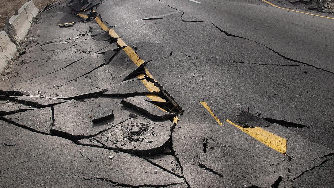 Gebrochener Asphalt nach Erdbeben - Foto: iStock / SDubi