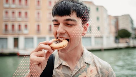 Mann beißt in Keks  - Foto: iStock / SolStock