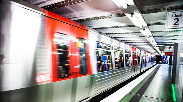 Hamburger U-Bahn - Foto: iStock/LeoPatrizi