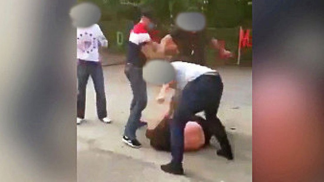 Ein Standbild aus dem Handy-Video zeigt das Opfer wehrlos am Boden liegend Ein Standbild aus dem Handy-Video zeigt das Opfer wehrlos am Boden liegend