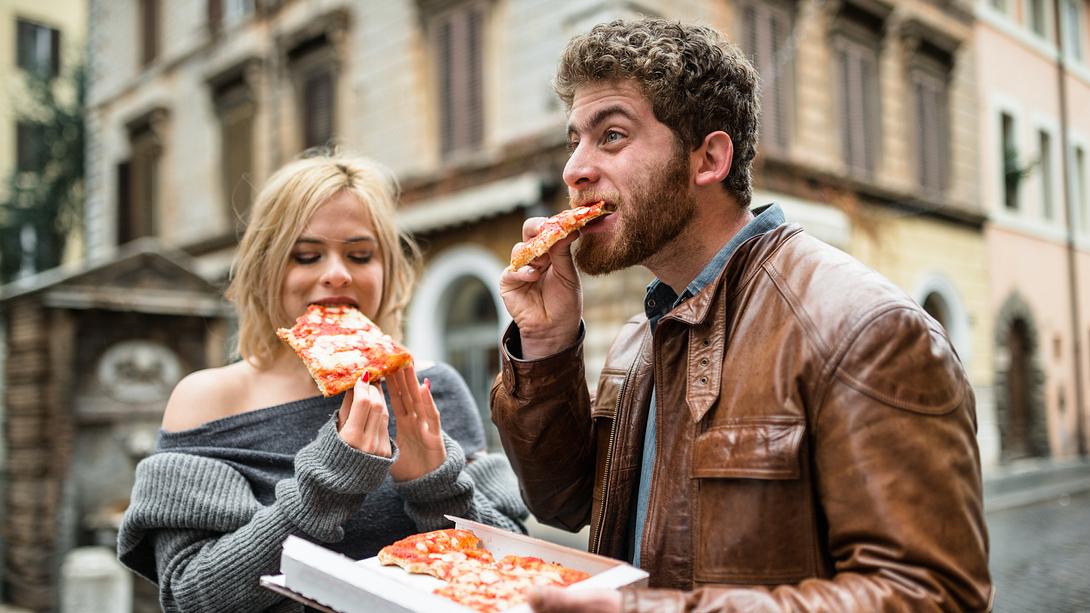 Paar ist Pizza - Foto: iStock/franckreporter
