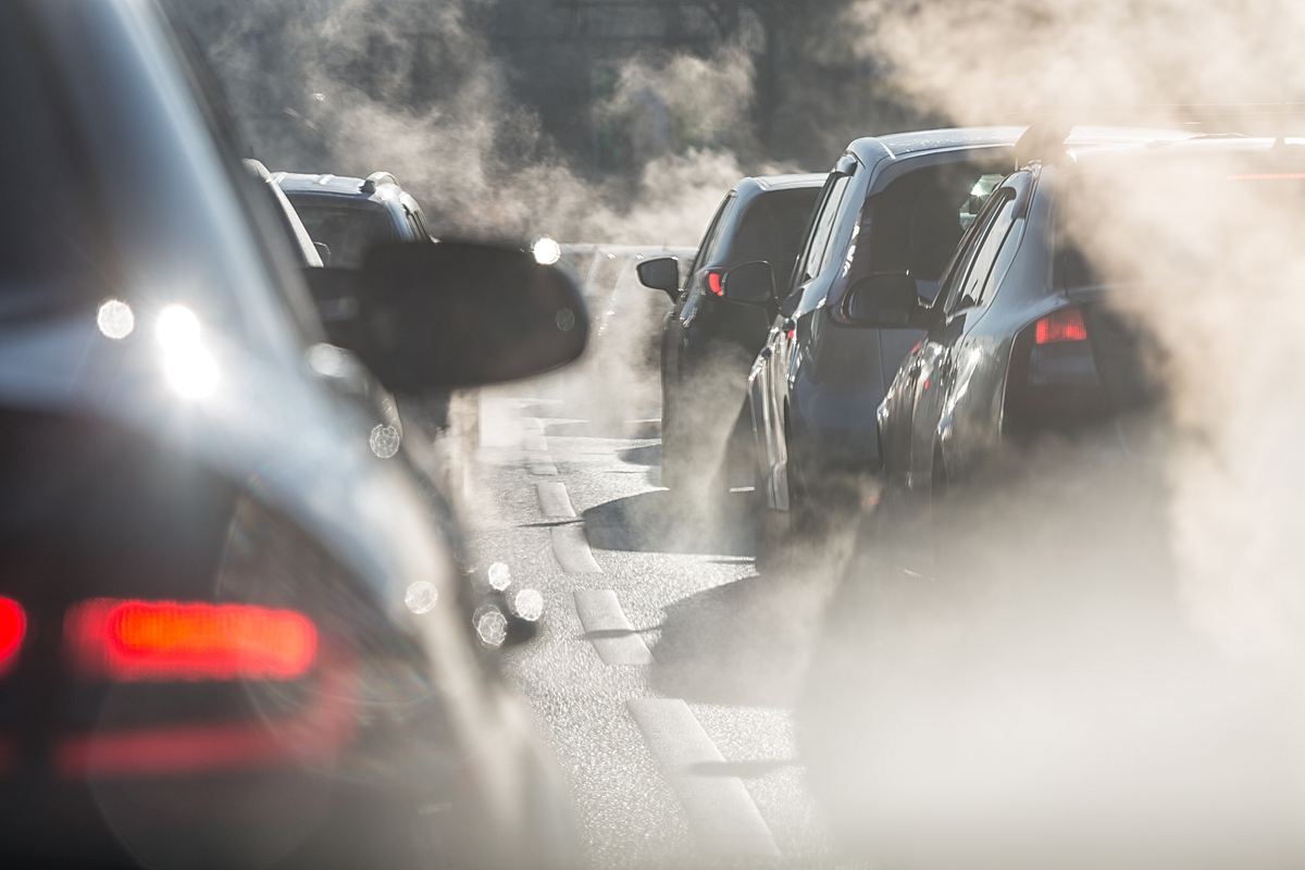 Autos im Stau, Nebel durch Abgase