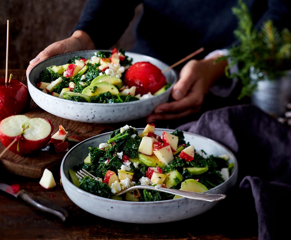 Grünkohl-Wintersalat mit Liebesapfel-Crunch