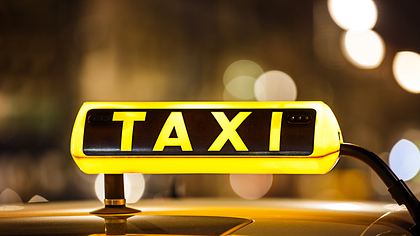 Taxi-Schild - Foto: iStock/mbbirdy